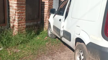 San Roque: volvió con unas copas de más, se equivocó de garaje y se incrustó con el vehículo en la casa vecina